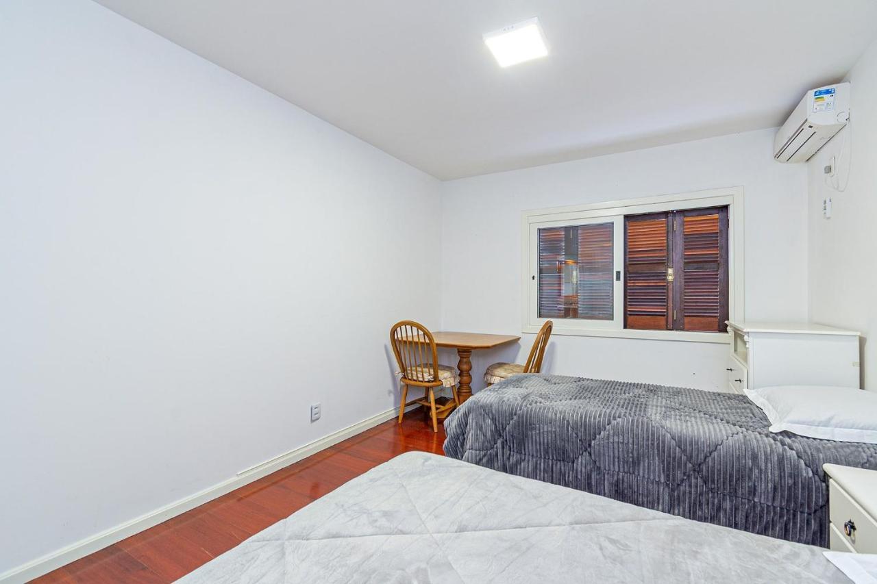Amplo Apartamento Ao Lado Da Rua Coberta Gramado Zewnętrze zdjęcie