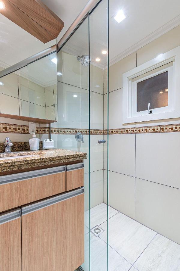 Amplo Apartamento Ao Lado Da Rua Coberta Gramado Zewnętrze zdjęcie