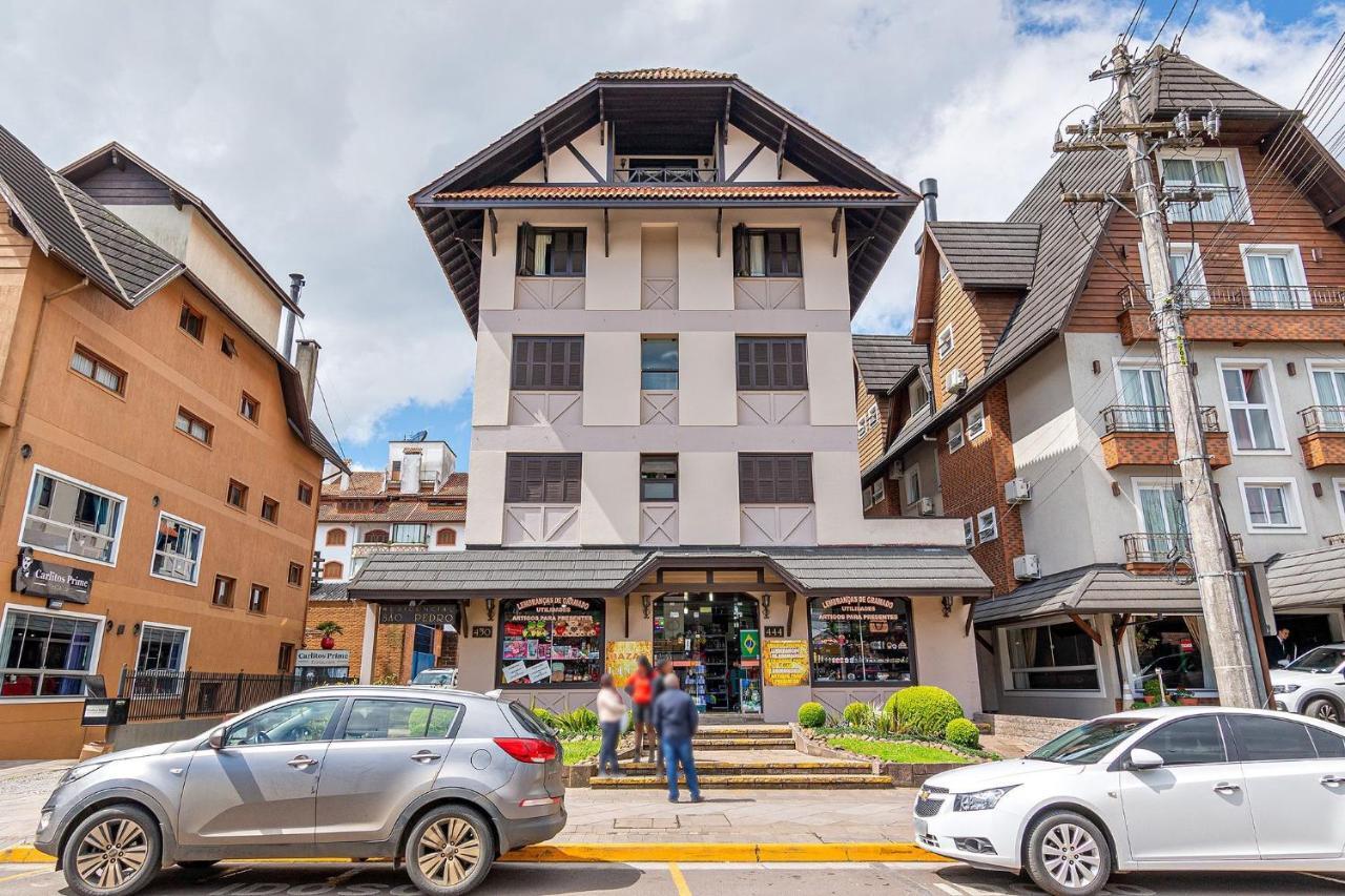 Amplo Apartamento Ao Lado Da Rua Coberta Gramado Zewnętrze zdjęcie