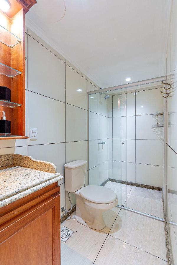 Amplo Apartamento Ao Lado Da Rua Coberta Gramado Zewnętrze zdjęcie
