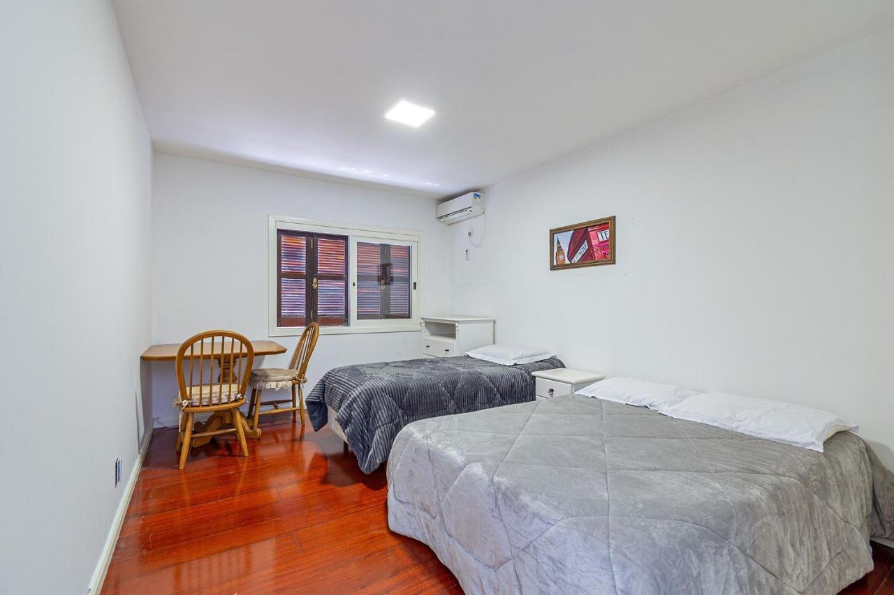 Amplo Apartamento Ao Lado Da Rua Coberta Gramado Zewnętrze zdjęcie