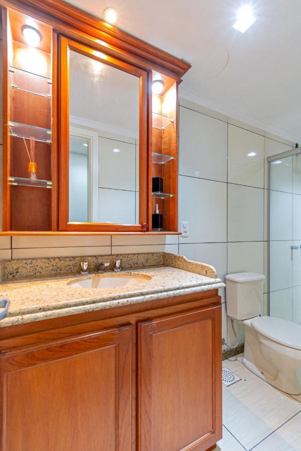 Amplo Apartamento Ao Lado Da Rua Coberta Gramado Zewnętrze zdjęcie